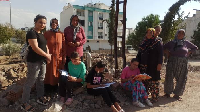 Depremde okulu yıkılan mahalleli yenisinin yapılmasını istiyor