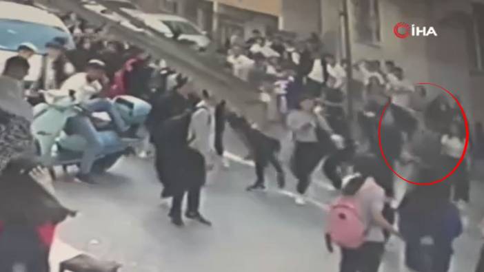 Tartışan liseli öğrencilerin arasına kurusıkı silahla dalan kişi kamerada