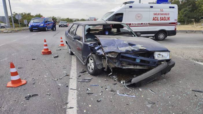 Kırıkkale'de iki otomobil çarpıştı