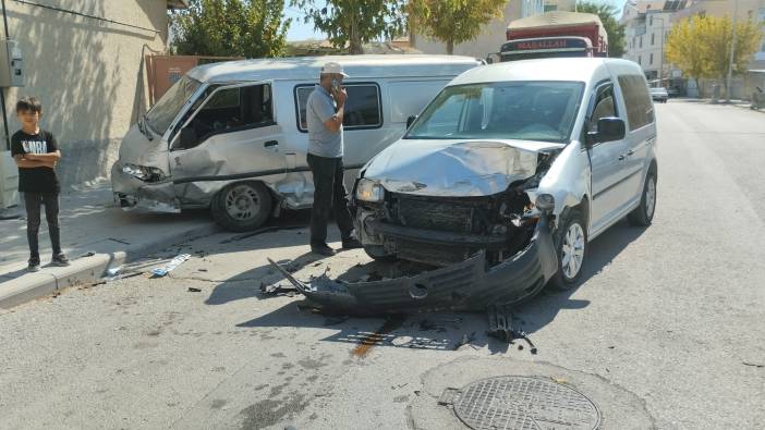 Konya’da kamyonet ile hafif ticari araç çarpıştı