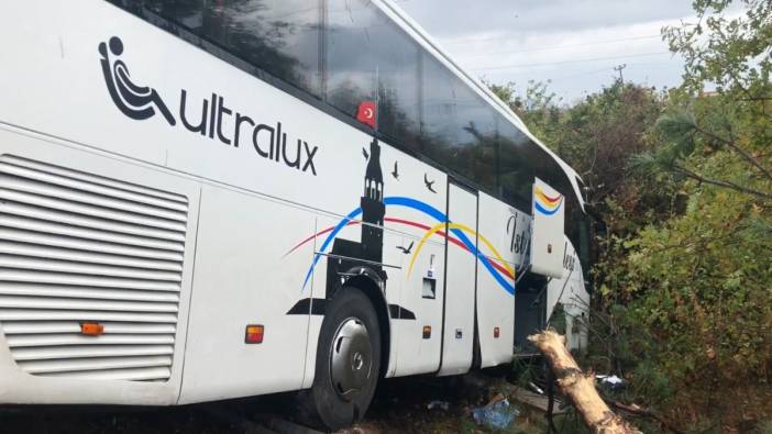 Yoldan çıkan yolcu otobüsü bariyerleri aşıp ağaçlık alana girdi