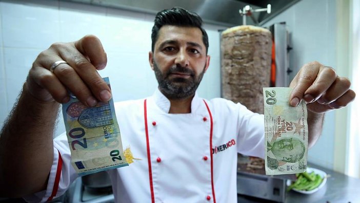 Belçika'da Türk asıllı esnaftan TL'ye destek