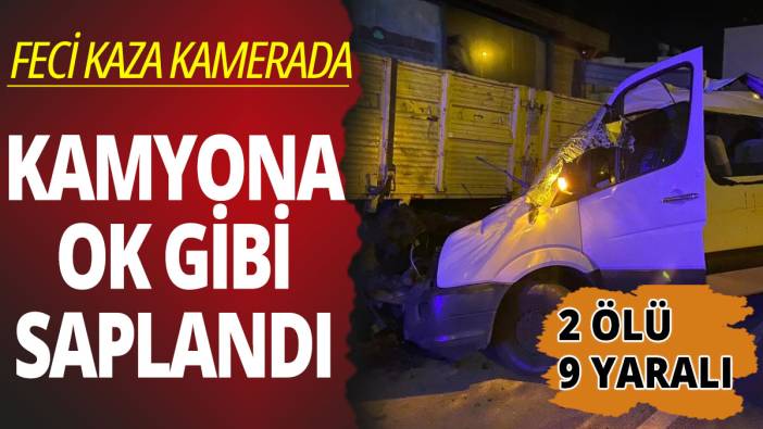 Minibüsün kamyona ok gibi saplandığı kaza kamerada: 2 ölü, 9 yaralı
