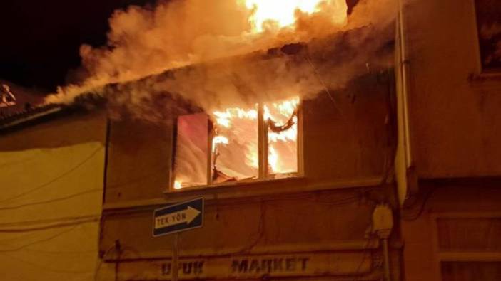 Tarihi bina alev alev yandı