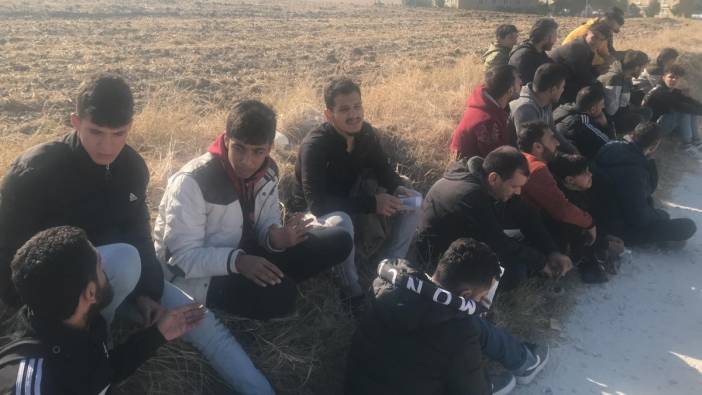 Lastiği patlayan aracın içinden 21 kaçak göçmen çıktı