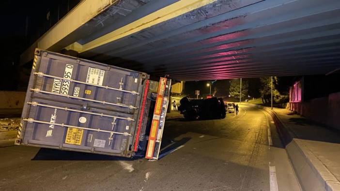 İstanbul'da üst geçide çarpan tır devrildi