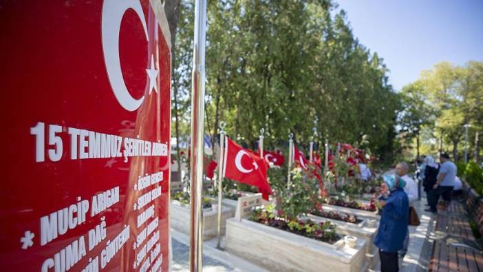 Bayramda şehitlikler unutulmadı