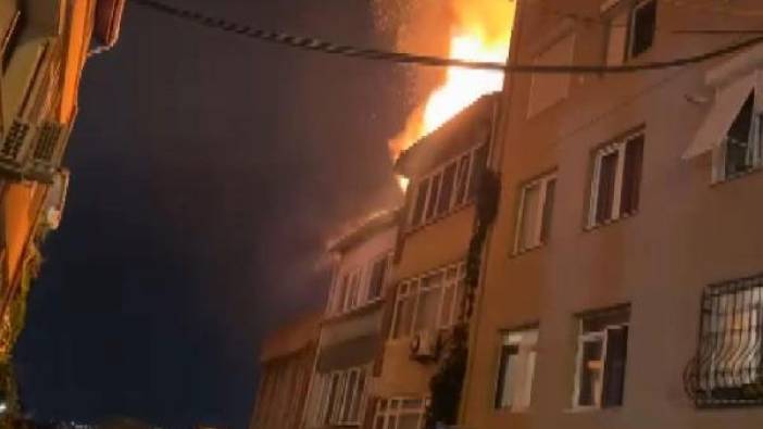 Beyoğlu'nda 6 katlı binanın çatısı alev alev yandı