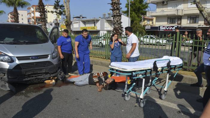 Kamyonete çarpan motosikletli para nakil aracının altında kaldı