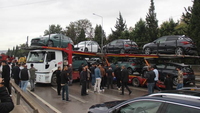 Sıfır araçların yüklü olduğu tır makaslama yaptı