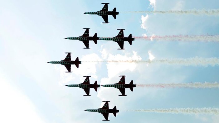 Türk Yıldızları 'Malazgirt' ve 'Büyük Taarruz' için uçtu