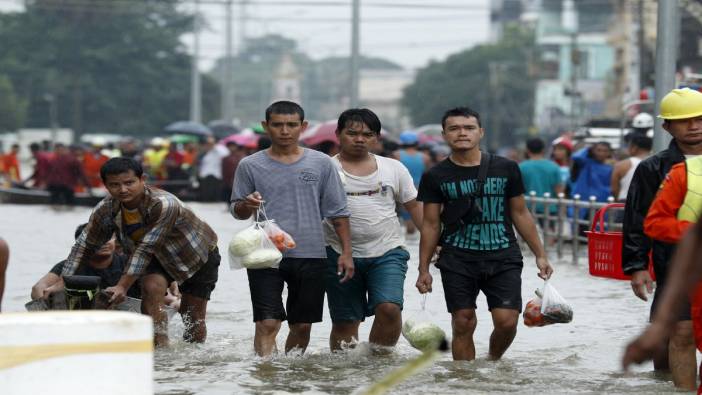 Myanmar'daki selde on binlerce kişi yerinden oldu