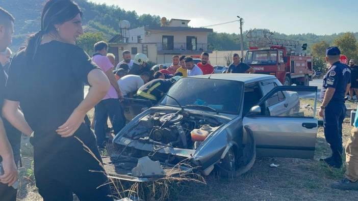 Ekipler zamanla yarıştı: Araçta sıkışan çift böyle kurtarıldı