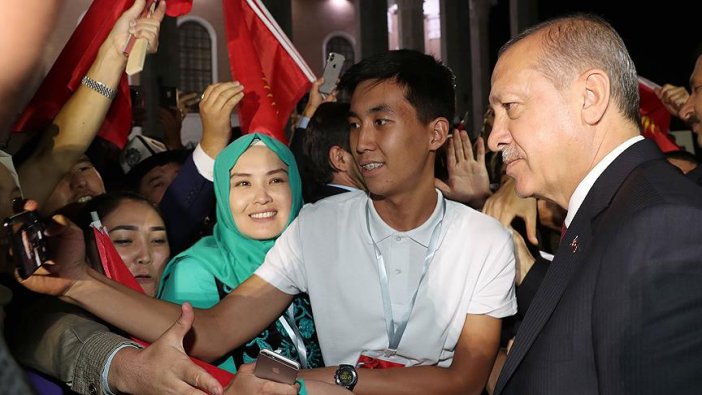 Erdoğan'a Kırgızistan'da yoğun sevgi gösterisi