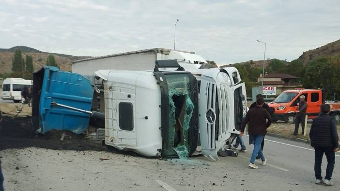 Bilecik'te kömür tozu yüklü kamyon devrildi