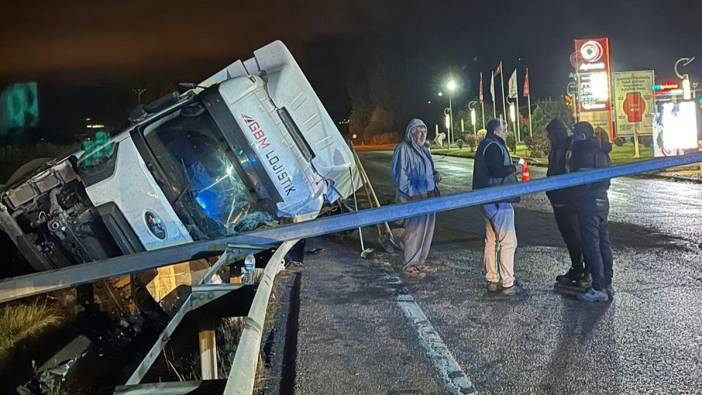 Samsun'da TIR devrildi: 1 yaralı