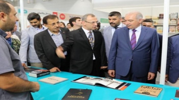 Uysal Arapça Kitap Fuarı’nı ziyaret etti