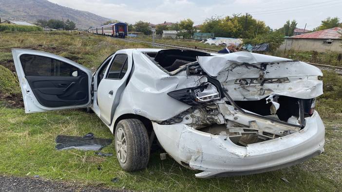 Yolcu treni otomobile çarptı