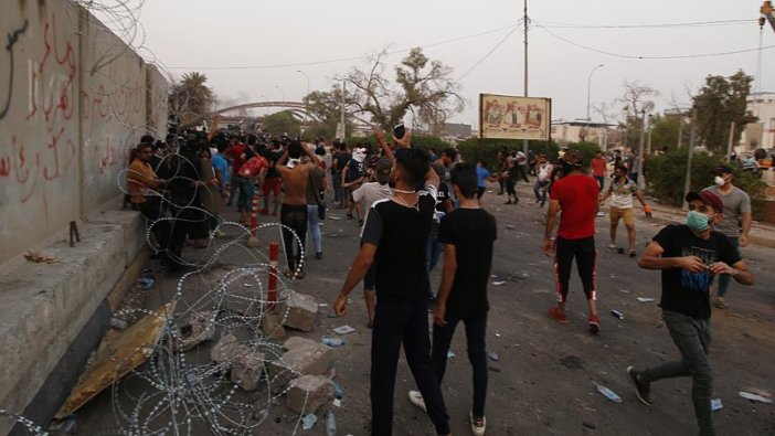 Basra'da İran Başkonsolosluğu yakıldı