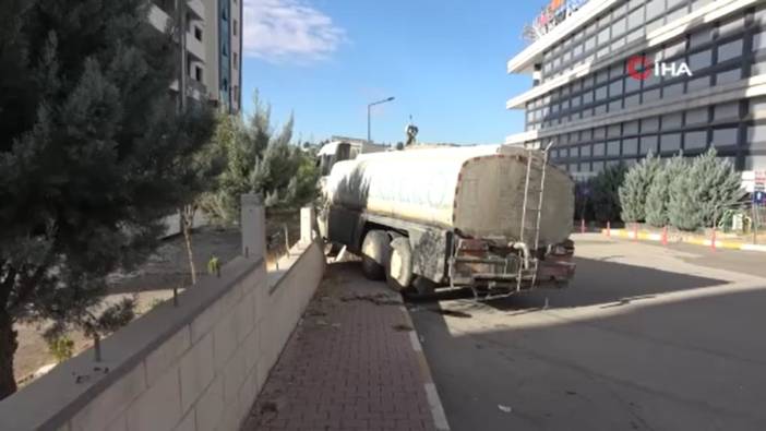 Adıyaman’da 'dur' ikazına uymayan sürücü bahçe duvarına çarptı