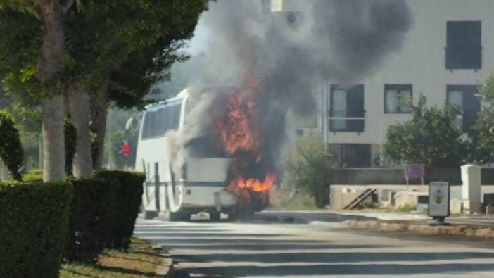 Antalya'da hareket halindeki otobüs yandı yangın tüpünü ve çeşme hortumunu alan otobüse koştu