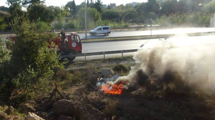 Kamyonlar dolusu sünger, koltuk ve benzeri yanıcı hurdanın döküldüğü alanda yangın çıktı