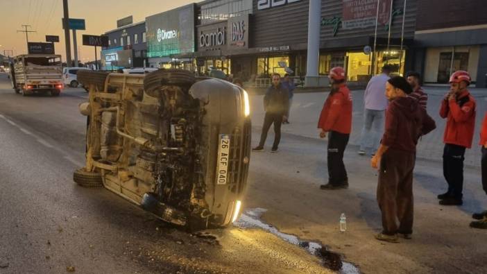 Köpeğe çarpmamak için hamle yapan araba yan yattı