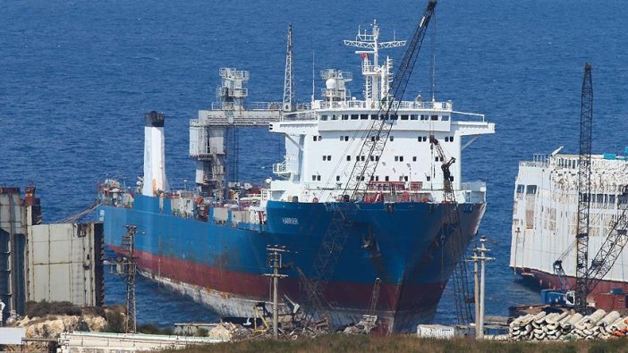 Foça'da denizi kirleten gemiye giriş ve çıkışlar yasaklandı