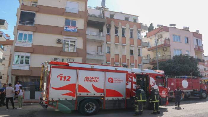 Antalya'da 4 katlı binada çıkan yangın paniğe neden oldu