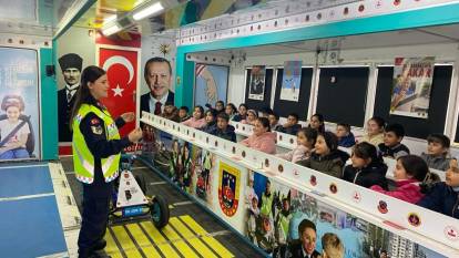 Kayseri’de jandarma ekipleri yüzlerce öğrenciye trafik eğitimi verildi