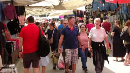 Antalya'da turistler pazara akın etti 'Esnafın yüzü güldü'