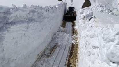 7 metrelik kar kütlesinde ekiplerin zorlu mücadelesi