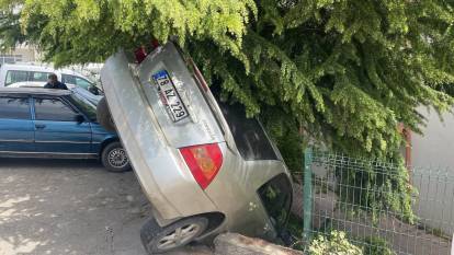 Karabük'te otomobil bahçeye düştü