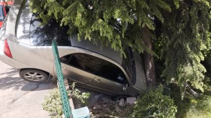 Karabük'te otomobil duvarda asılı kaldı