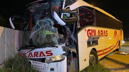 Aksaray’da otobüs bahçe duvarına çarptı 8 yaralı