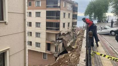 Bursa'da çöken istinat duvarı 2 kişiyi yaraladı