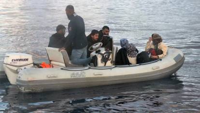 Açık denizde sürüklenen kaçak göçmenleri Sahil Güvenlik kurtardı