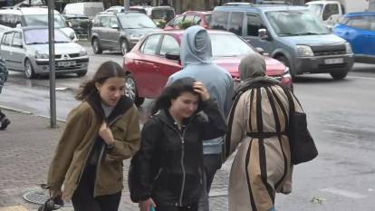 Bursa'da şiddetli rüzgar hayatı olumsuz etkiliyor