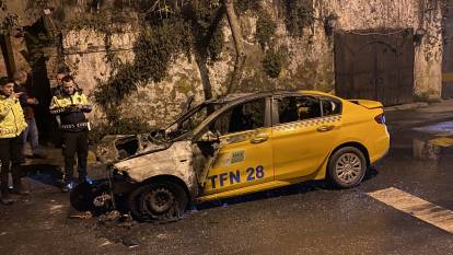Fatih'te ticari taksi alev alev yandı