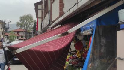 Dükkanın tentesi rüzgardan yıkıldı