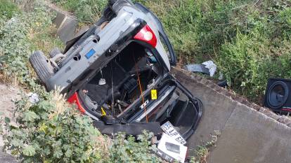 Otomobil su kanalına düştü: 3 yaralı