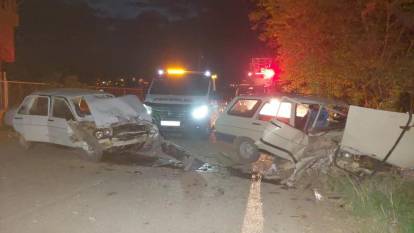 Burdur’da iki araç kafa kafaya çarpıştı: 4 yaralı