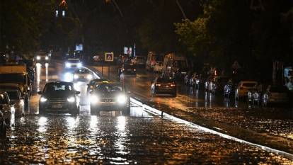 Ankara'da kuvvetli sağanak kenti esir aldı, yolları su bastı