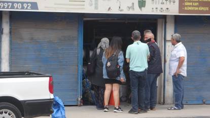 Adana'da otomobil dükkana girdi: Yaralılar var