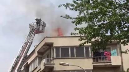 Evin çatısında başlayan yangın mahalleyi birbirine kattı