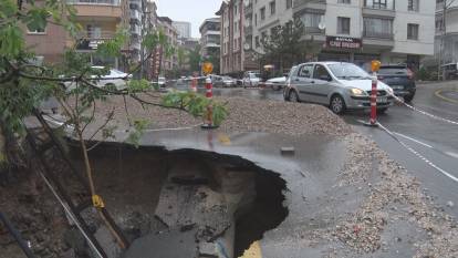 Ankara'da sağanak yağış nedeniyle yol çöktü