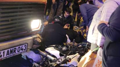 Kocaeli'de 2 motosiklet ve kamyonetin karıştığı kazada 4 kişi yaralandı
