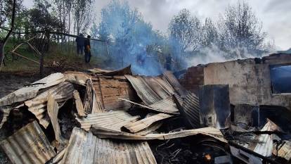 Erzincan'da köy evi ve odunluk yangını