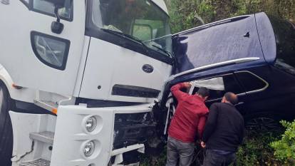 Bursa'da kamyon araçları biçti: 2 ölü