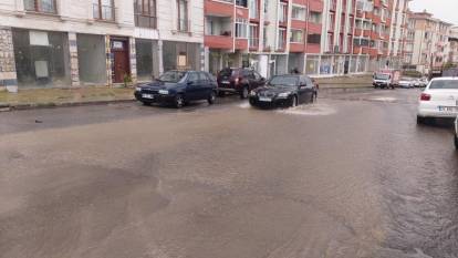 Tekirdağ'da 10 dakikada bastıran yağmur sokakları dereye çevirdi!